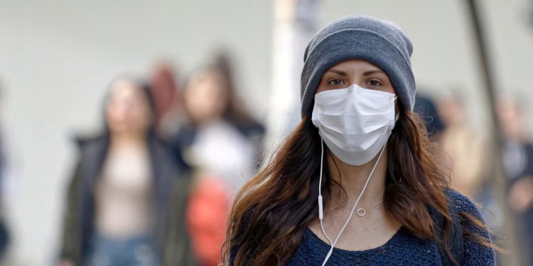 Vacaciones en EEUU o Europa: especialistas entregan recomendaciones si vas al hemisferio norte ante aparición de nueva variante de Covid – 19