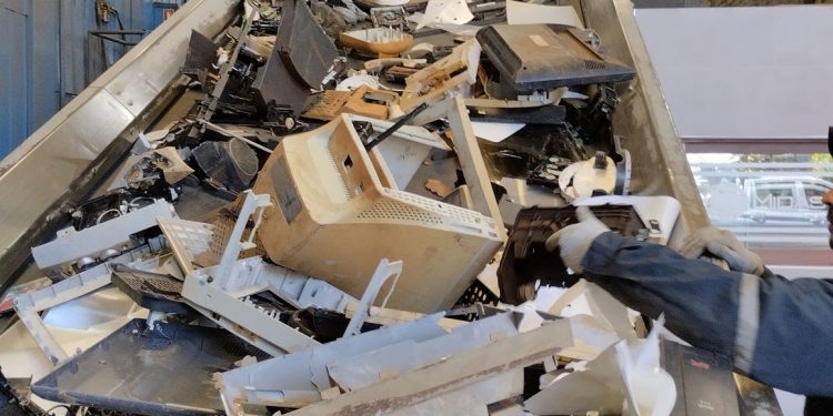Casi 9 toneladas de equipos electrónicos fueron reciclados en Rapa Nui y transportados al continente para procesarlos