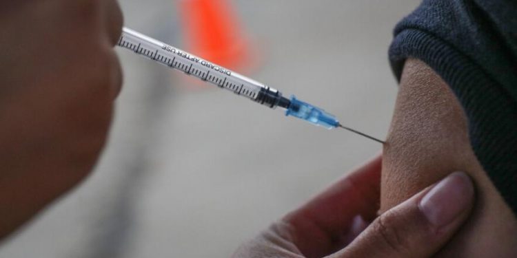 Pionera vacuna chilena contra el cáncer a la piel culminará su primer estudio en humanos