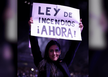 Acompañada por la comunidad afectada por los incendios, Alcaldesa Macarena Ripamonti asiste a primera noche de Festival de Viña