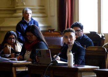 Denuncia de mal uso de recursos públicos complica a Convergencia Social en Santiago a pocos meses de las Municipales