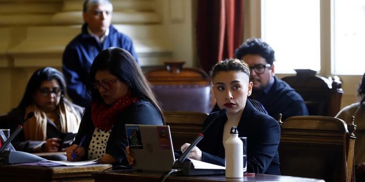 Denuncia de mal uso de recursos públicos complica a Convergencia Social en Santiago a pocos meses de las Municipales