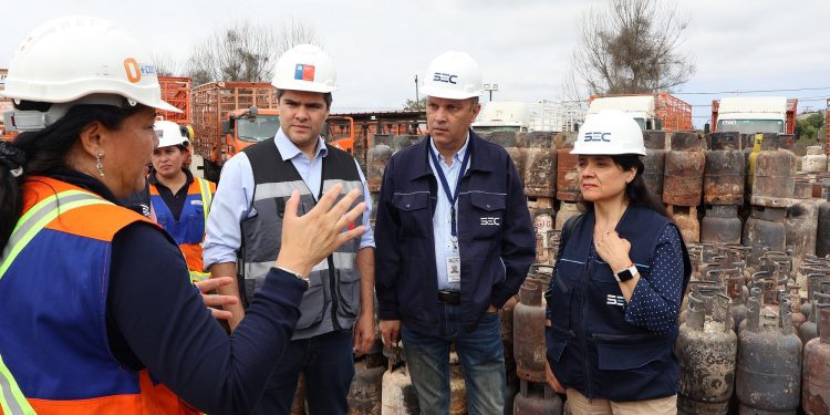 Superintendenta SEC destaca reposición total de las redes eléctricas y cumplimiento de la instrucción de cambio de cilindros de gas quemados