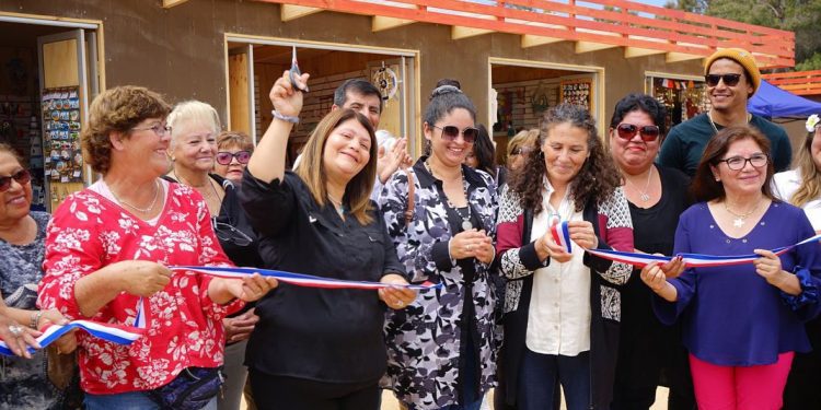 Alcaldesa de Papudo, Claudia Adasme, inaugura 40 locales modulares para dos agrupaciónes de emprendedores