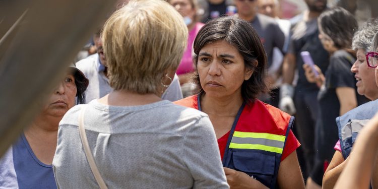 Alcaldesa de Quilpué Valeria Melipillán actualiza información de personas afectadas por el megaincendio: las cifra en 15.400 vecinos y vecinas
