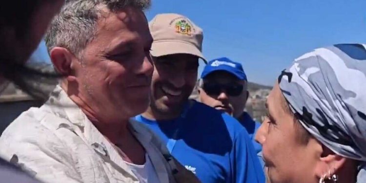 Alejandro Sanz visitó zonas afectadas por incendios y llamó a la solidaridad de los artistas en Viña del Mar