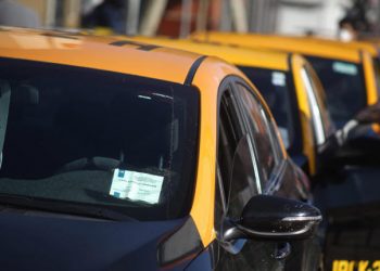 Reino Unido alerta a turistas británicos por estafas de taxistas chilenos y posibles amenazas de seguridad