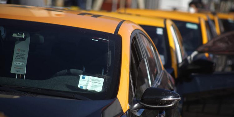 Reino Unido alerta a turistas británicos por estafas de taxistas chilenos y posibles amenazas de seguridad