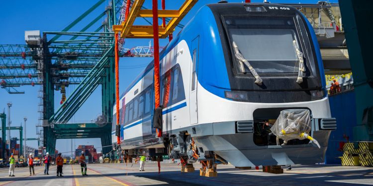 Nuevos trenes para el servicio Rancagua – Santiago ya se encuentran en el país e inician su desembarco