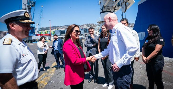 Subsecretaria despide buque que realizará expedición científica en cordilleras submarinas de Chile