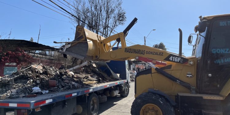 Municipio Abierto de Quilpué vuelca todos sus recursos en remover escombros de las viviendas siniestradas por mega incendio