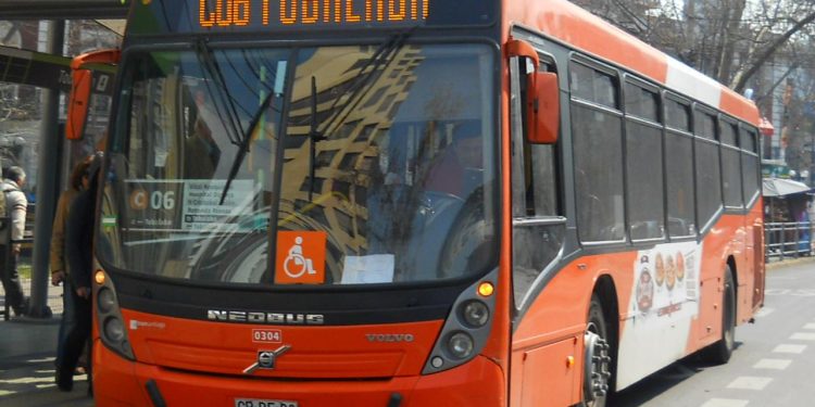 Diputado RN y experto piden medidas claras al gobierno para evitar paro de buses