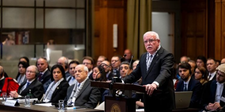 Riad Malki: «Los sucesivos gobiernos israelíes han dado al pueblo palestino solo tres opciones: limpieza étnica, apartheid o genocidio»