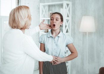 Fonoaudiólogo entrega 5 consejos claves para el cuidado de la voz en verano