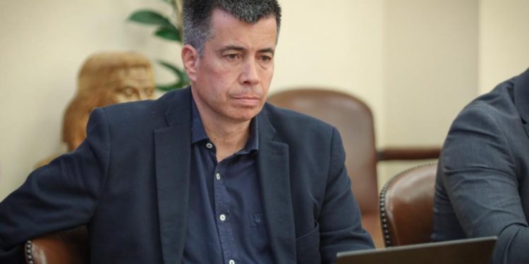 Diputado Celis ofició al Jefe de la Defensa Nacional tras prohibición de ingreso de autos particulares a zonas afectadas por incendios en la región