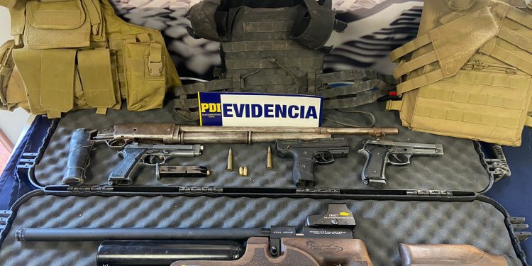 PDI Quillota detiene a dos sujetos e incauta armamento tras robo a colegio