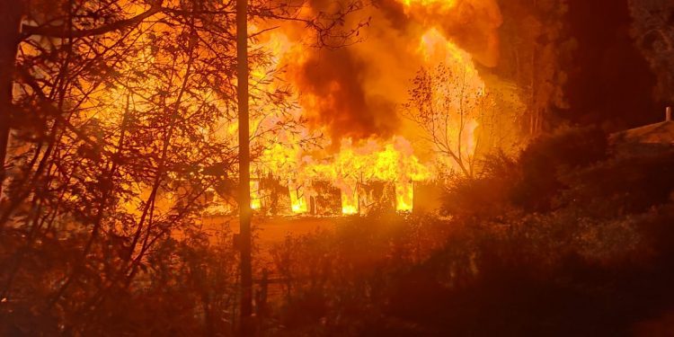 Pérdida total en Limache: Incendio arrasa con Hotel Boutique La Caballeriza