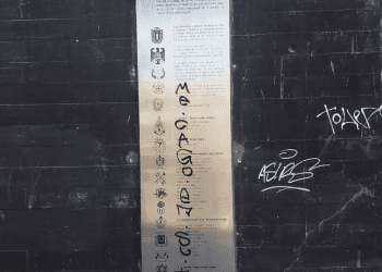 Placa conmemorativa de Mártires de Explosión de 1953 sufre acto vandálico