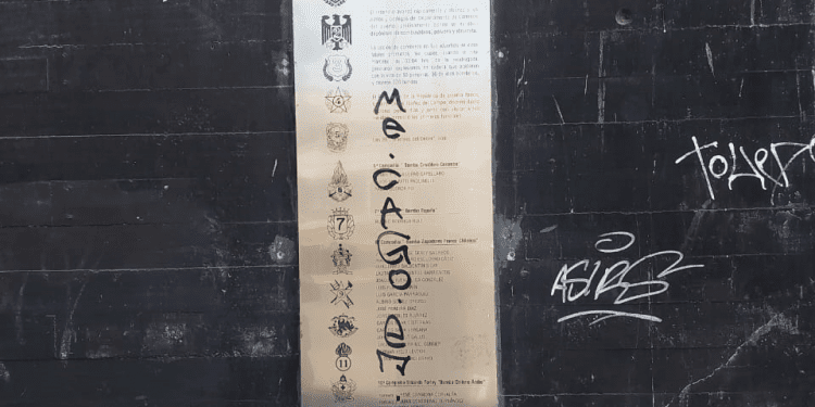 Placa conmemorativa de Mártires de Explosión de 1953 sufre acto vandálico