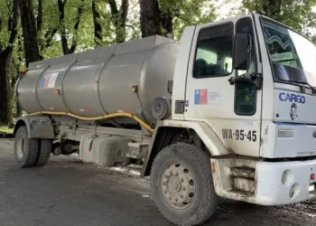 Escándalo en El Tabo: Funcionario Municipal utiliza camión aljibe para regar su patio