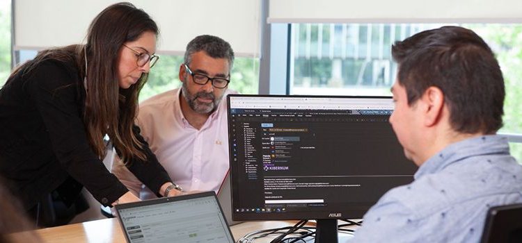 Impacto positivo de la tecnología: El 44% de los chilenos cree que los ayuda a relacionarse