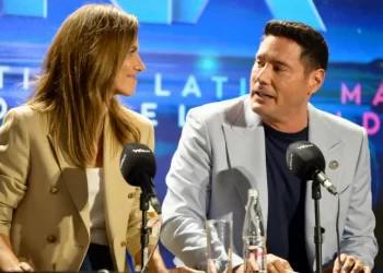 Pancho Saavedra y María Luisa Godoy Donan 5 Casas a Damnificados en Viña del Mar