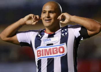 Inesperado Interés de Equipo Extranjero: ‘Chupete’ Suazo en la Mira de Tanos FC