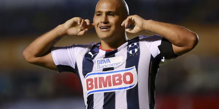 Inesperado Interés de Equipo Extranjero: ‘Chupete’ Suazo en la Mira de Tanos FC