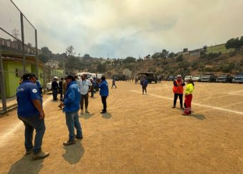 Con maquinaria pesada y camiones se iniciaron trabajos de limpieza y despeje de escombros en zonas afectadas por incendio en Viña del Mar
