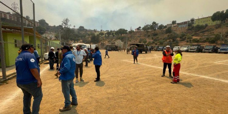 Con maquinaria pesada y camiones se iniciaron trabajos de limpieza y despeje de escombros en zonas afectadas por incendio en Viña del Mar
