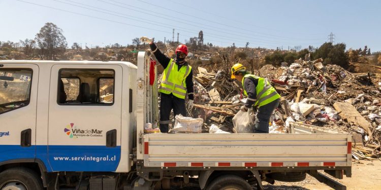 Municipio de Viña del Mar presentó proyectos para iniciar recuperación de barrios siniestrados en la ciudad