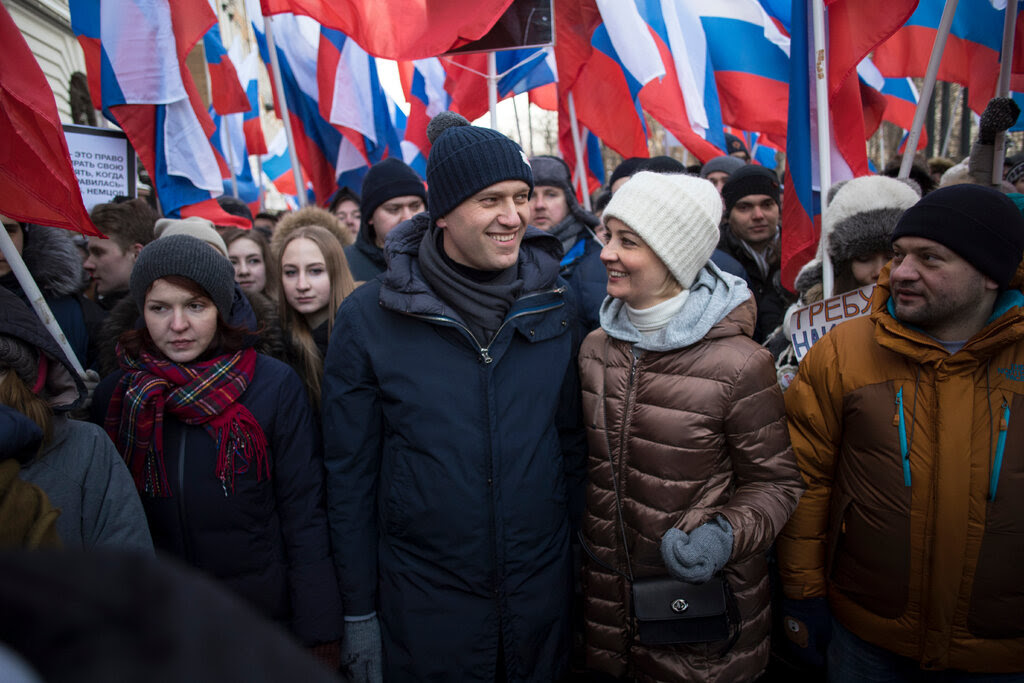 Navalny y Navalnaya en una manifestación en Moscú, en 2018, tras la muerte de Boris Nemtsov, un líder de la oposición rusa. Pavel Golovkin/Associated Press