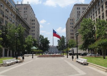 Caída de la economía, fragilidad del Estado, migración involuntaria e inflación: los riesgos para Chile en 2024