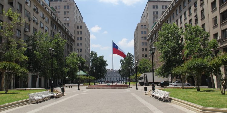 Caída de la economía, fragilidad del Estado, migración involuntaria e inflación: los riesgos para Chile en 2024