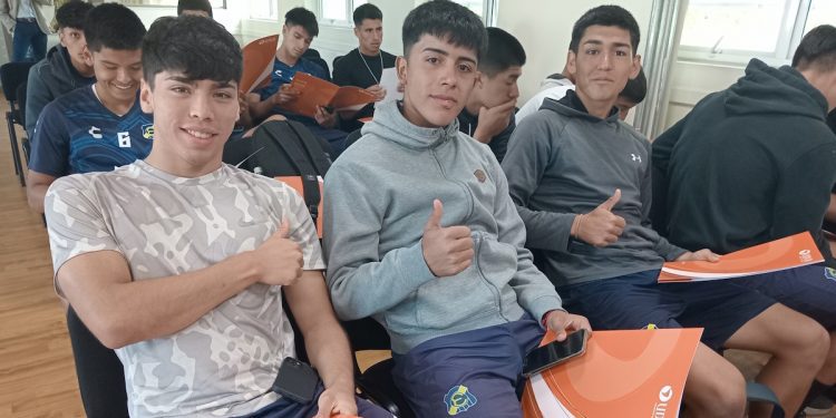 Núcleo de investigación de UDLA realiza estudio con jugadores de series de proyección de Everton enfocado en potenciar su rendimiento deportivo