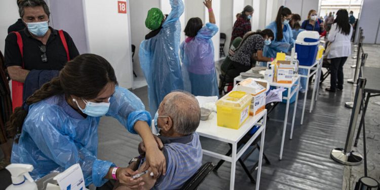 OMS y COVID-19 en las Américas: Chile se ubica entre los tres países con mayor cantidad de casos nuevos