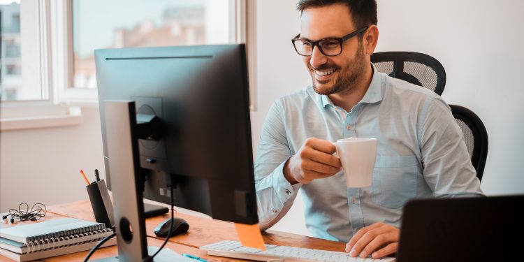 [Columna] Jorge Burgos Araya: Luz de las pantallas, ¿cómo proteger la piel?