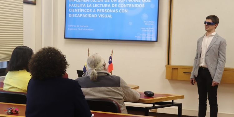 Primer estudiante con discapacidad visual se titula de Ingeniería Civil Informática USM