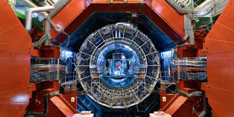 Avanza incorporación de Chile al CERN: comité evaluador visitó la USM