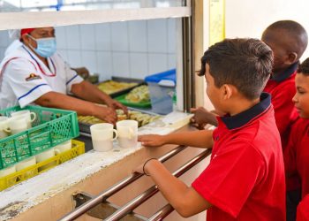 Junaeb y Dirección del Trabajo acuerdan medidas para que empresas cumplan obligaciones laborales con manipuladoras de alimentos