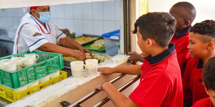 Junaeb y Dirección del Trabajo acuerdan medidas para que empresas cumplan obligaciones laborales con manipuladoras de alimentos