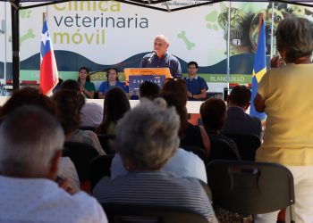 Gobernador Rodrigo Mundaca visita comuna de Zapallar y entrega clínica veterinaria financiada por el Gobierno Regional