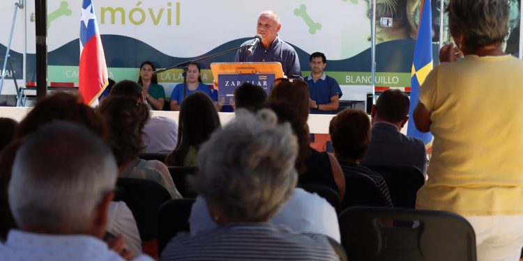 Gobernador Rodrigo Mundaca visita comuna de Zapallar y entrega clínica veterinaria financiada por el Gobierno Regional