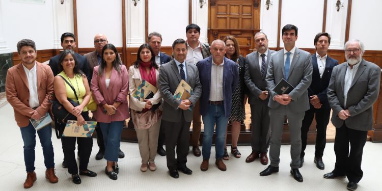 Gobernador Rodrigo Mundaca se reúne con Consejo de Rectores de Valparaíso para coordinar apoyo de universidades en el proceso de recuperación