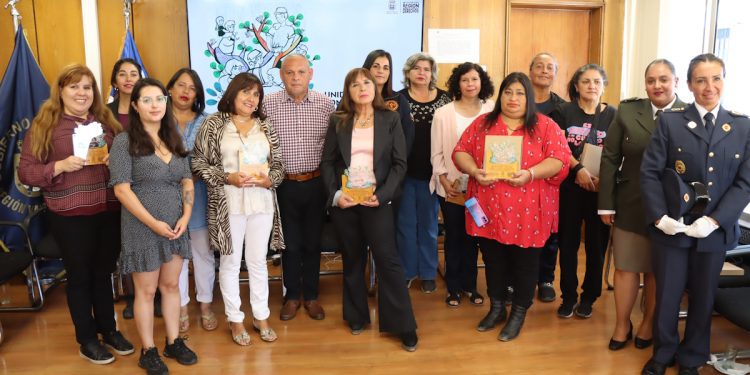 En el Día Internacional de la Mujer, Gobernador Rodrigo Mundaca reconoce labor de mujeres de la zona tras emergencia en la región