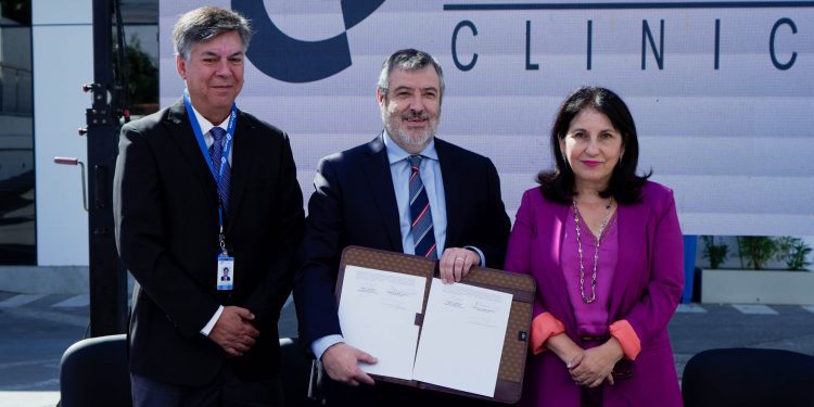 Fonasa firma convenio con Clínica Los Carrera y Clínica Los Leones para atender sin costo a damnificados de los incendios en Valparaíso y Marga Marga