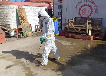 Esval apoya al Sindicato de Maestros de San Antonio en solución de red interior de aguas servidas