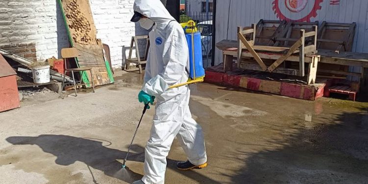 Esval apoya al Sindicato de Maestros de San Antonio en solución de red interior de aguas servidas