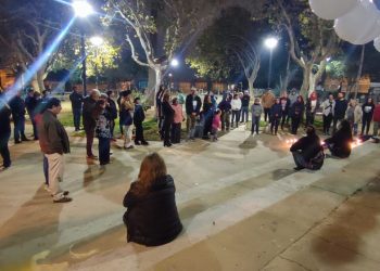 Comunidad de la Plaza Yungay de Valparaíso realiza velatón por vecina asesinada en un robo a su vivienda