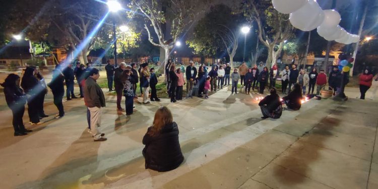 Comunidad de la Plaza Yungay de Valparaíso realiza velatón por vecina asesinada en un robo a su vivienda